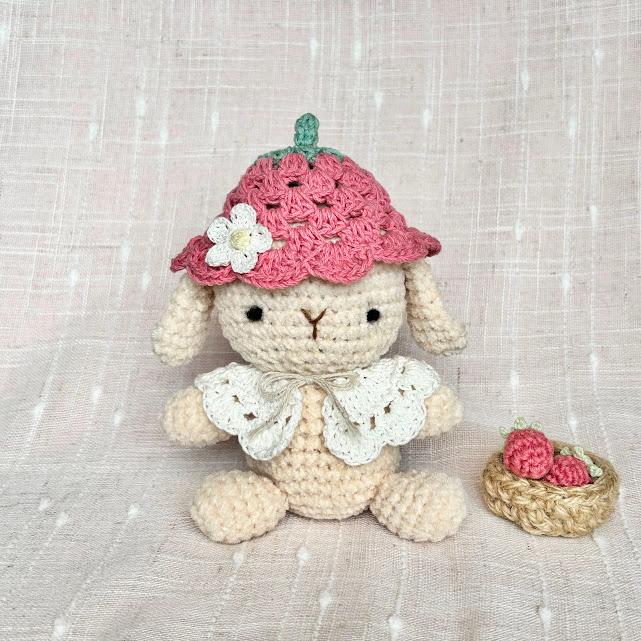 いちごの帽子 バケットハット風　うさぎ・小動物・ぬいぐるみ1枚目の画像